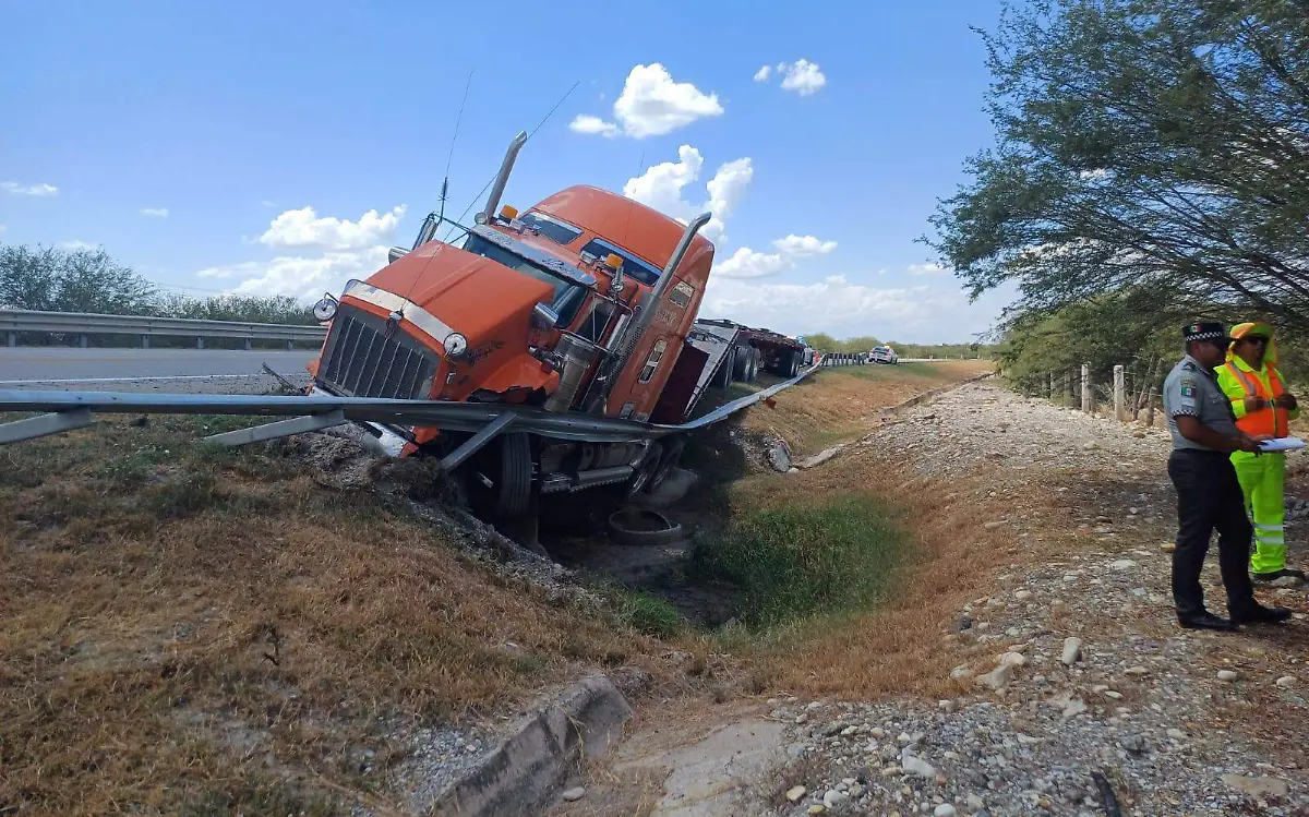 Choca contra valla de contención y deja un lesionado en carretera de Tamaulipas  